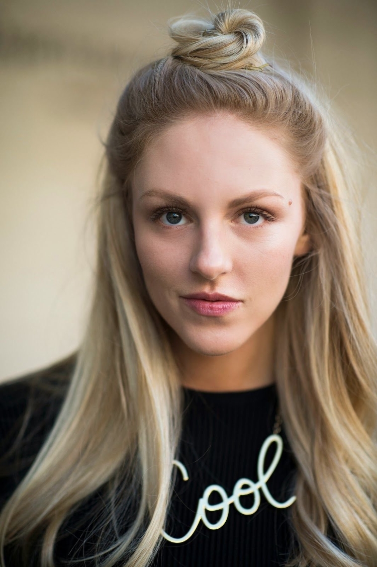 Прическа с прямыми распущенными волосами