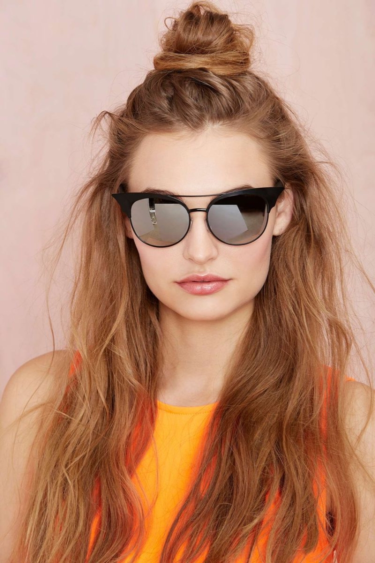 Распущенные волосы с пучком на макушке