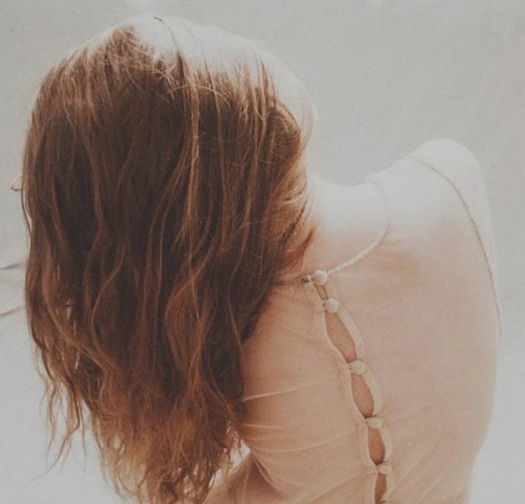 Русоволосая девушка со спины