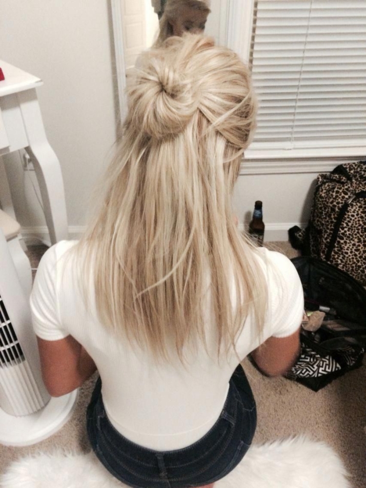 Волосы блондинки со спины