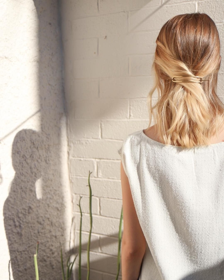 Девушка блондинка со спины