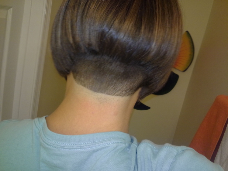 Стрижка Боб с выбритым затылком