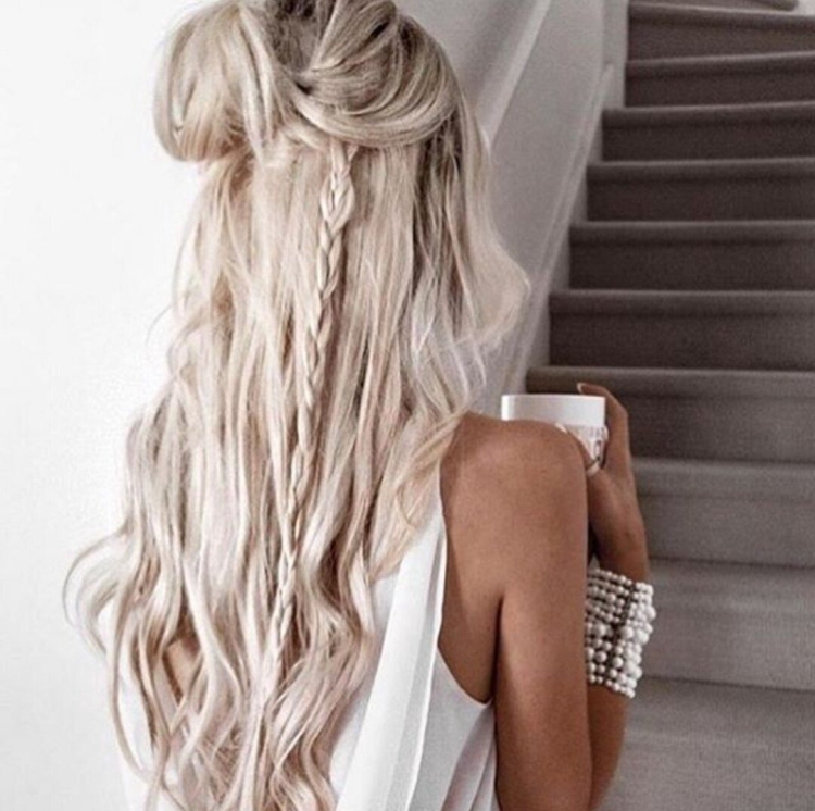 Блондинка с длинными волосами