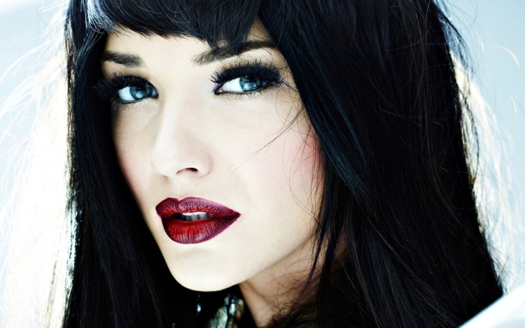 Брюнетка с синими глазами