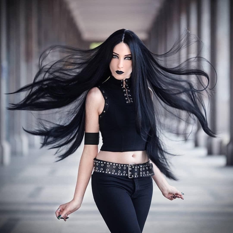 Девушка с длинными черными волосами