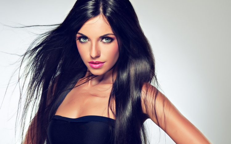 Девушка с черными волосами