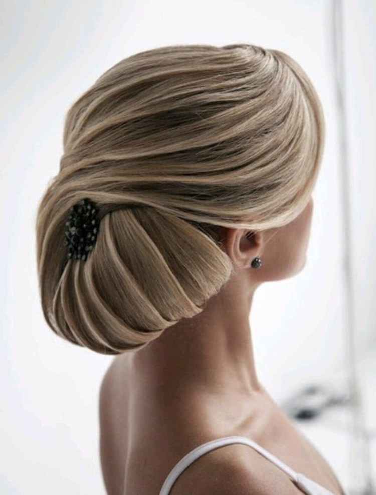 Причёска Ракушка на средние волосы