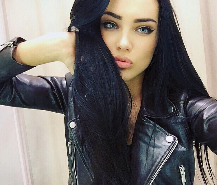 Брюнетка с черными волосами