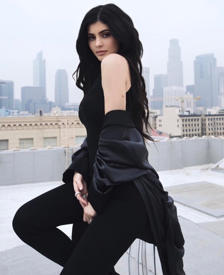 Кайли Дженнер в черном