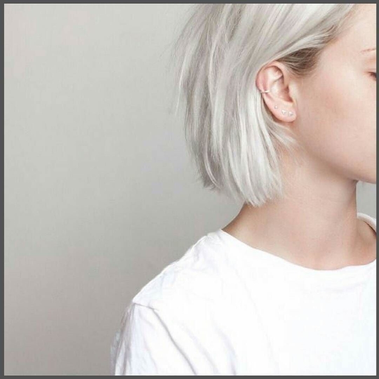 Короткие белые волосы