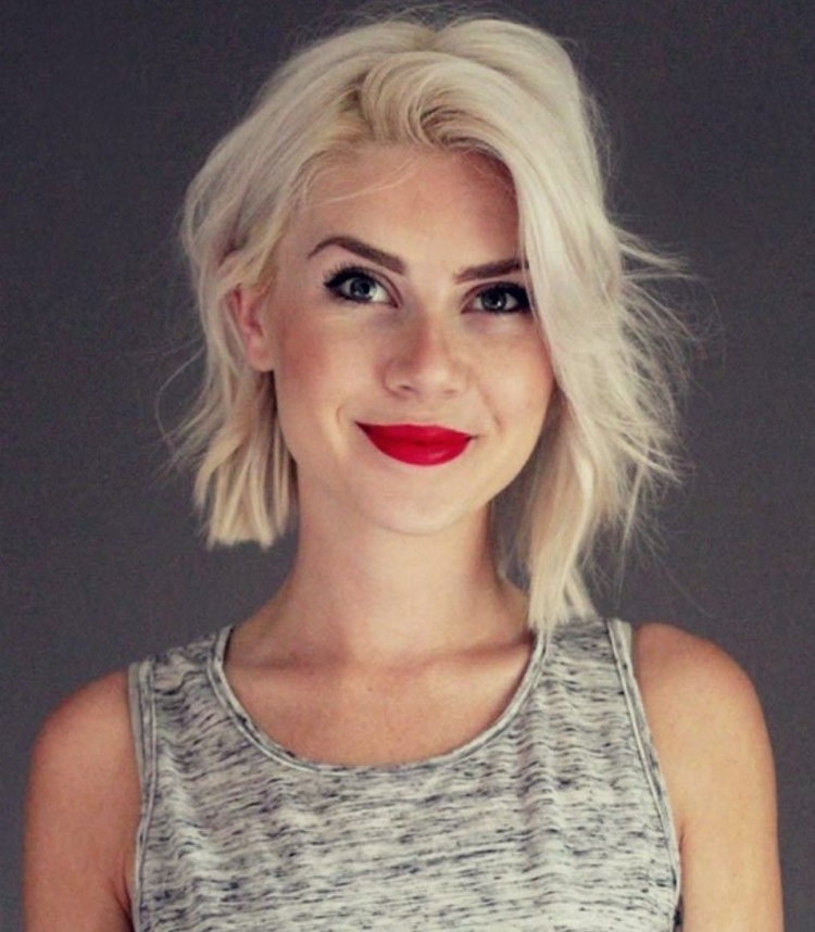 Короткие белые волосы