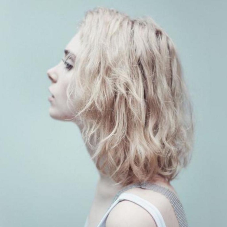 Девушка с короткими светлыми волосами