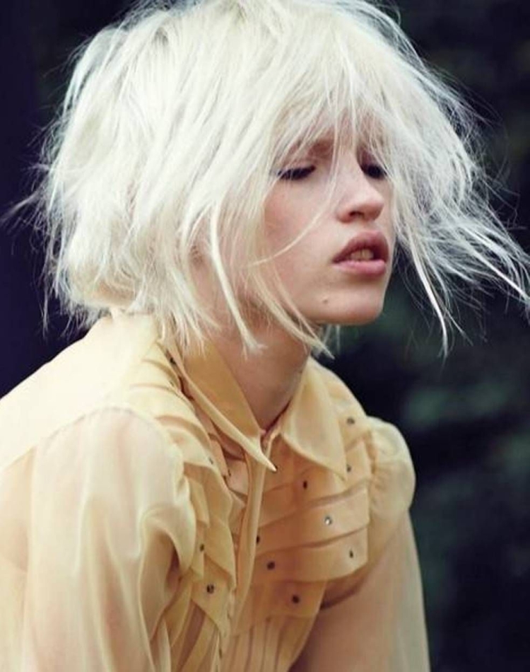 Растрепанные белые волосы