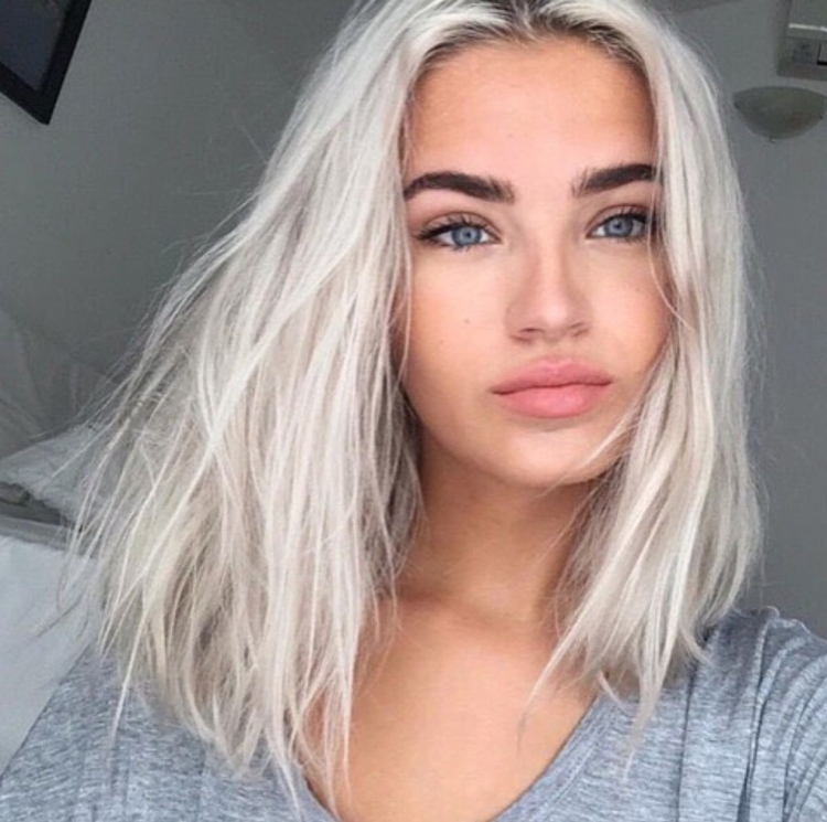 Блондинка с пепельными волосами