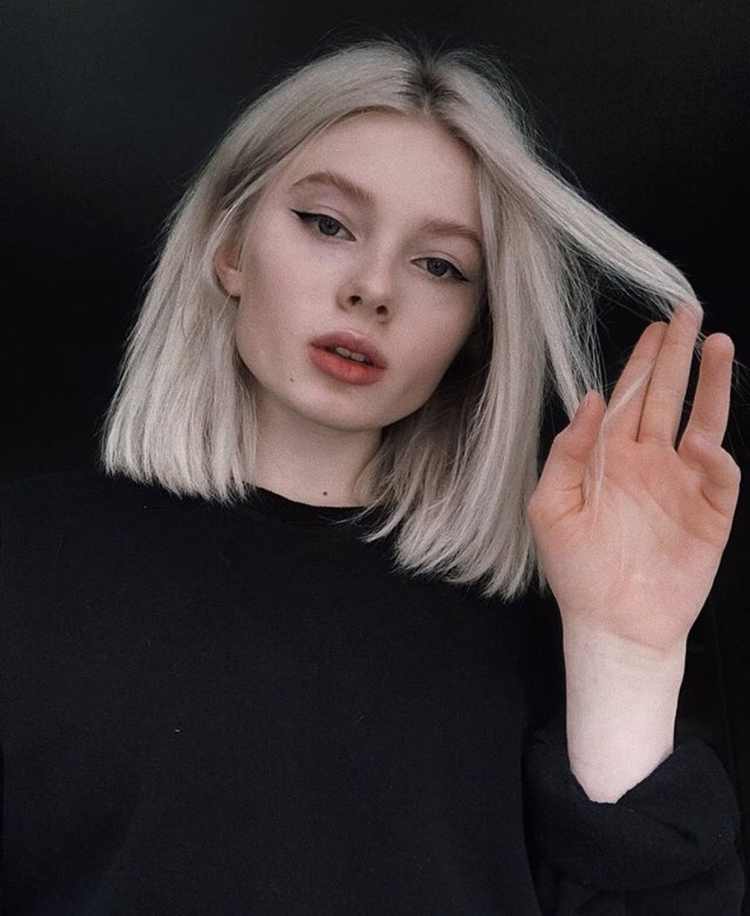 Девушка с белым каре