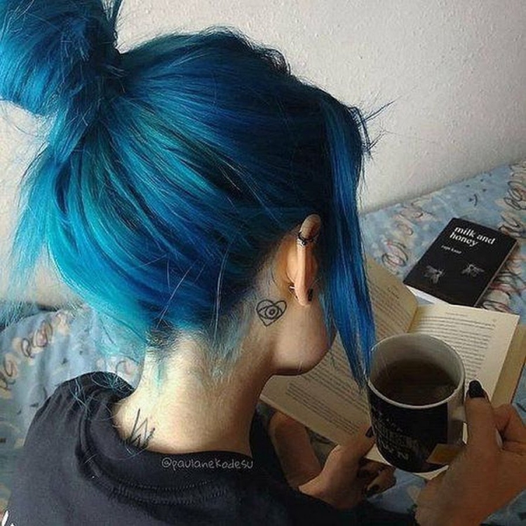 Девушка с голубыми волосами Эстетика