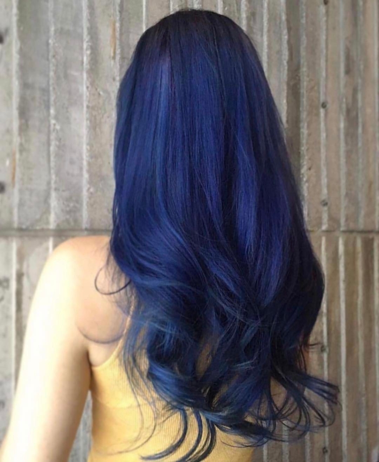 Волосы с синим отливом