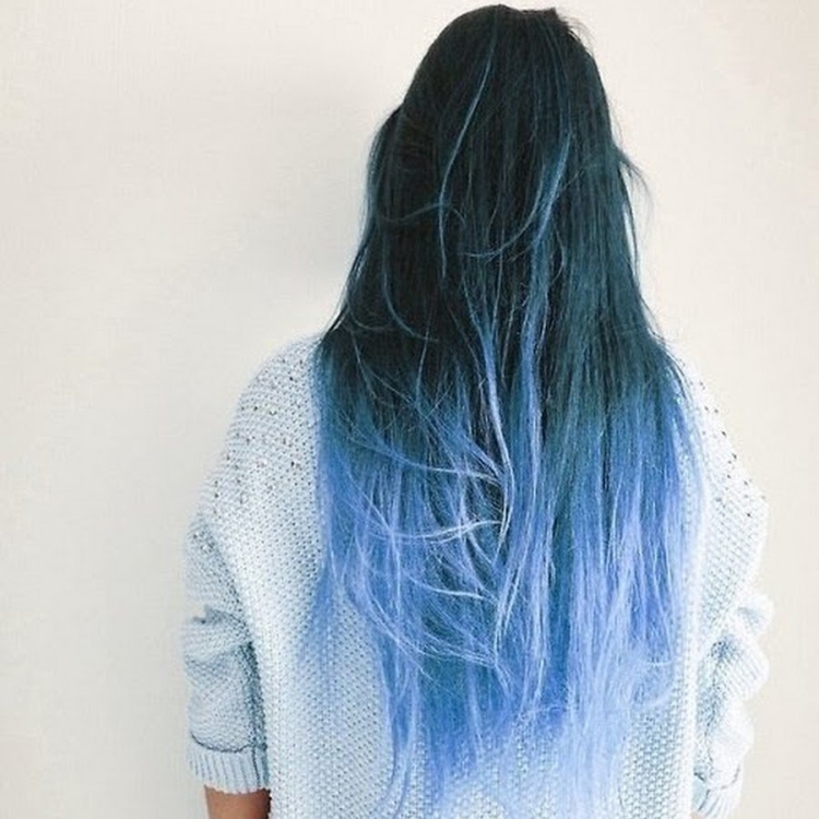 Черные волосы с голубыми концами
