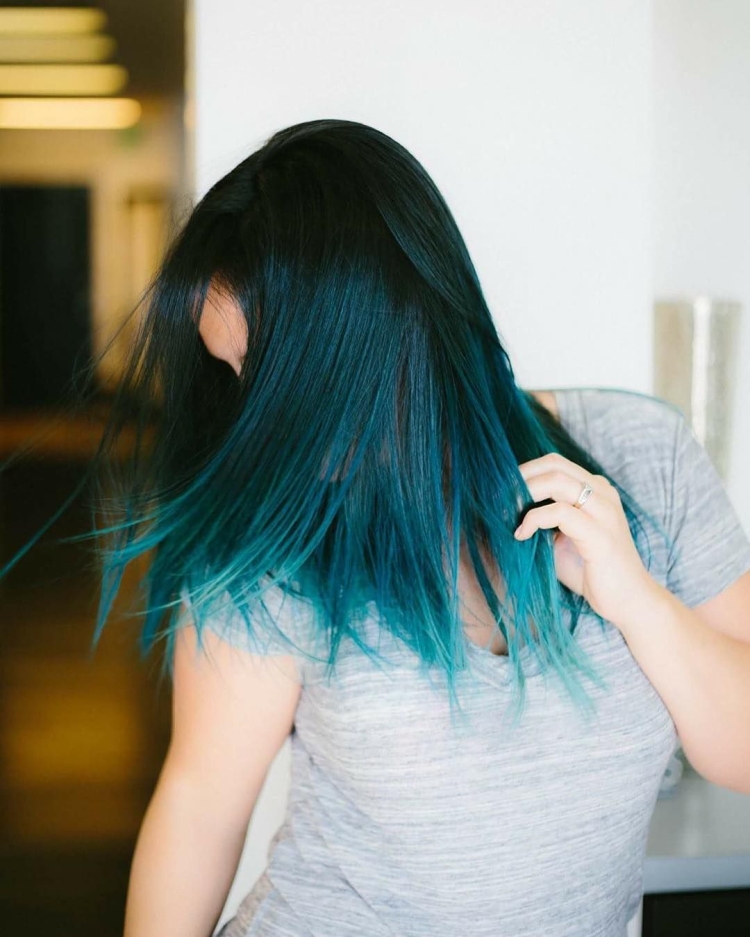 Бирюзовые пряди волос