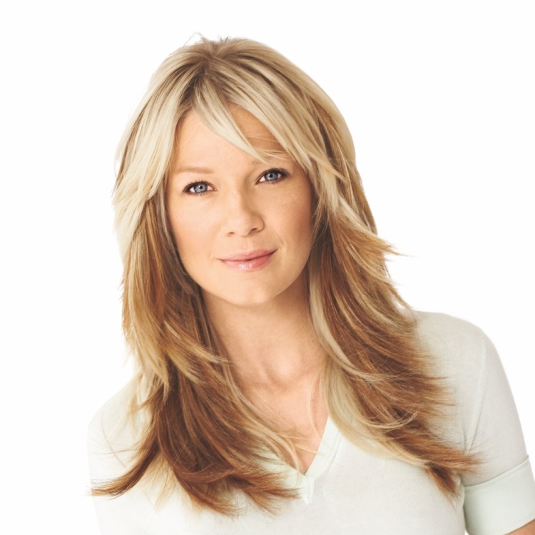 Стрижка Каскад лесенка на длинные волосы с челкой после 40