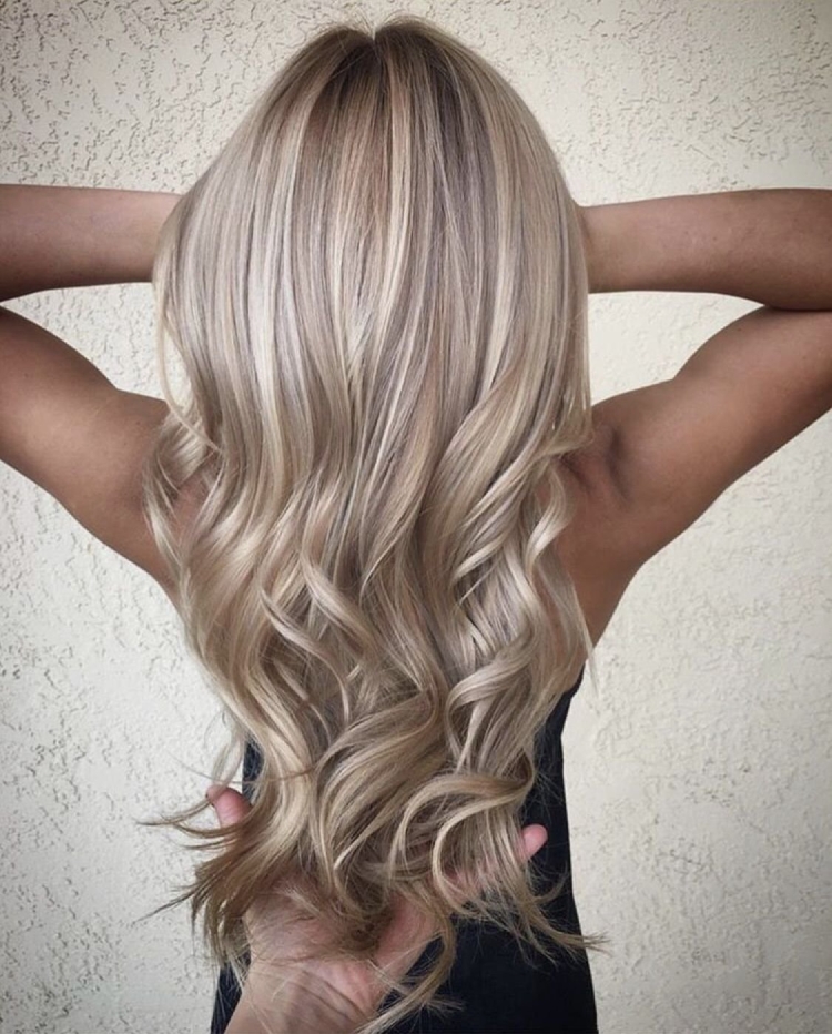 Сиреневые пряди на русых волосах