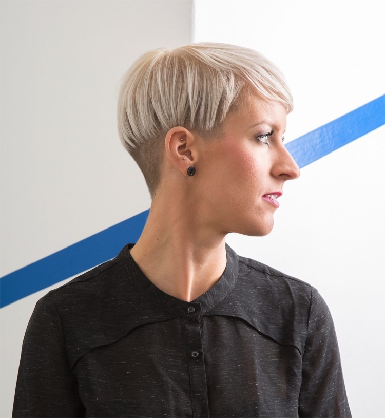 Короткие стрижки шапочкой с открытыми ушами