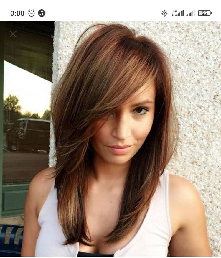Стрижка Каскад на средние волосы с челкой набок