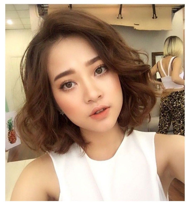 Кореянка с волнистыми волосами