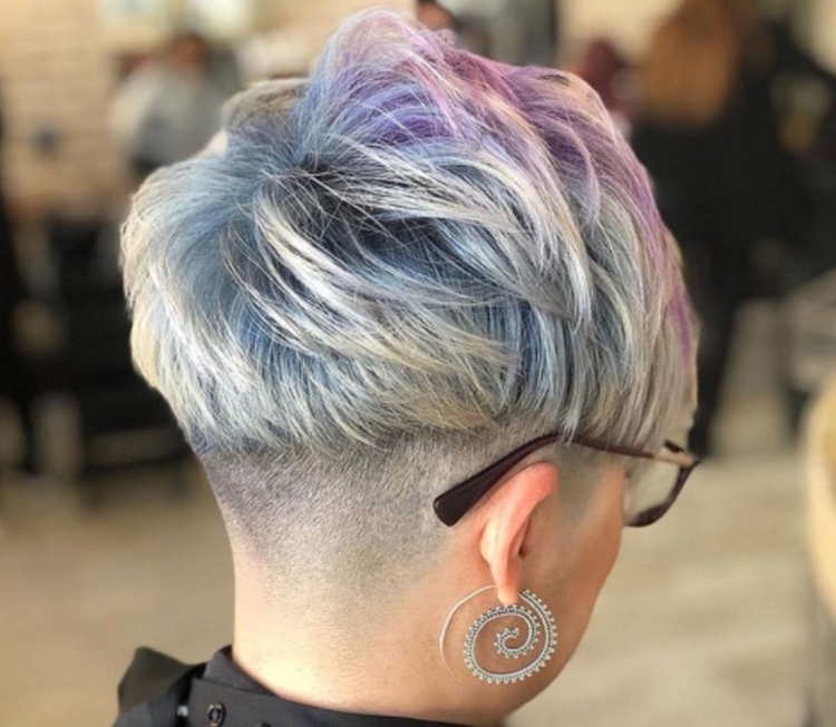 Выбритый затылок на коротких волосах