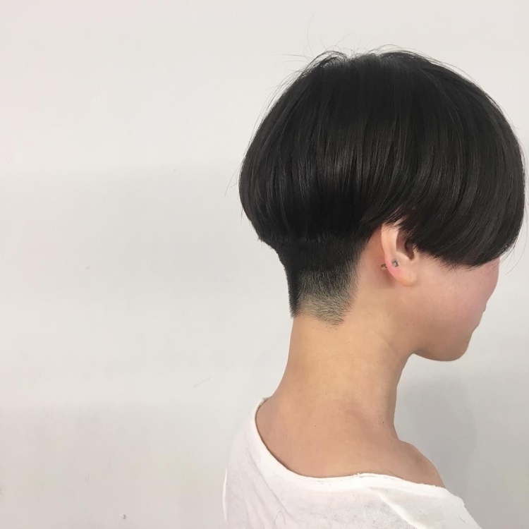 Боб-каре на короткие волосы с выбритым затылком