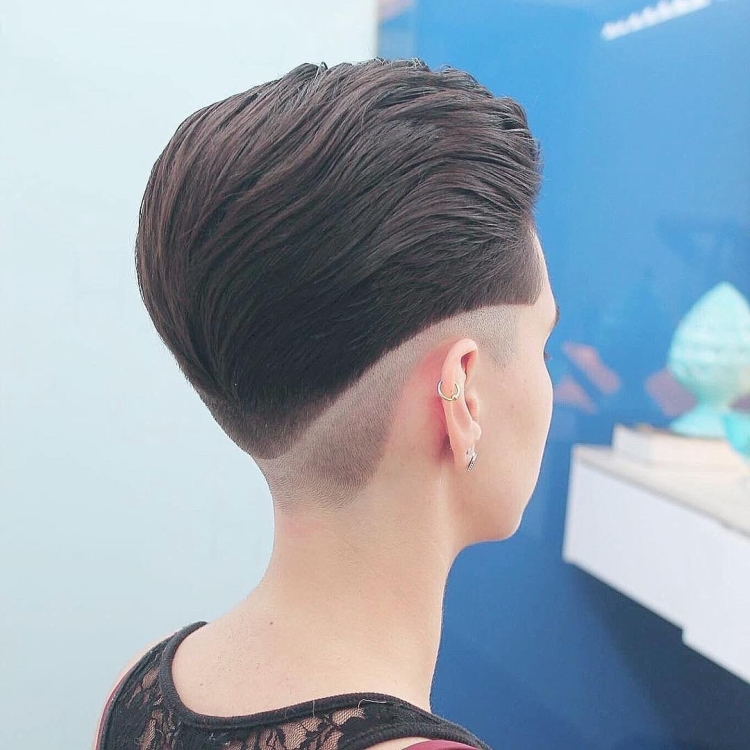 Короткие стрижки с выбритым затылком