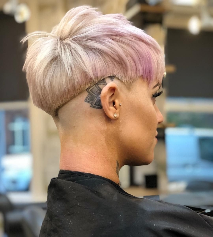 Короткие стрижки с выбритым затылком
