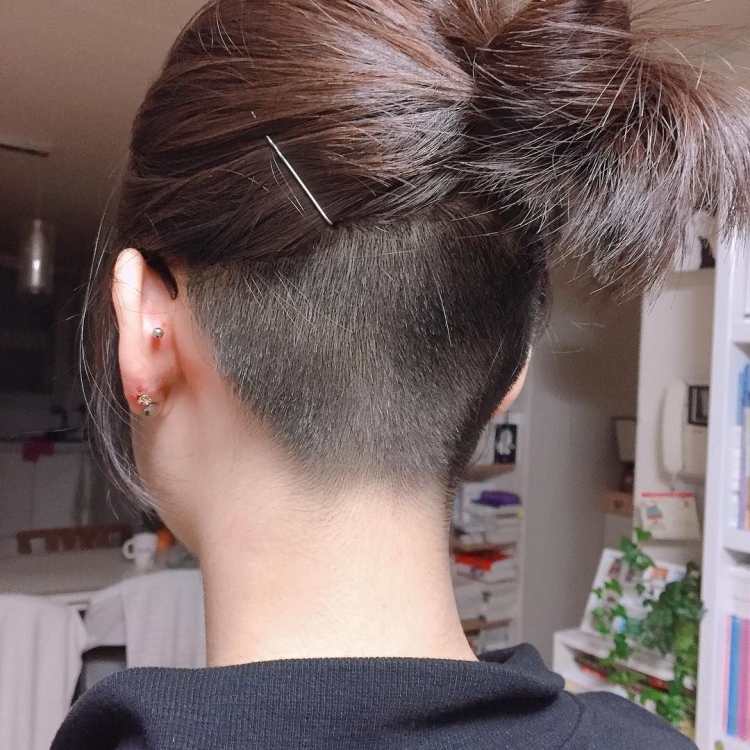 Боб андеркат стрижка выбритый затылок