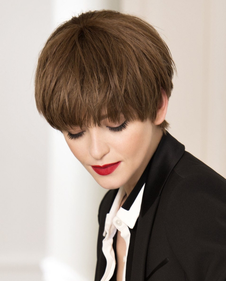 Стрижка Боб-Гарсон на короткие волосы с челкой