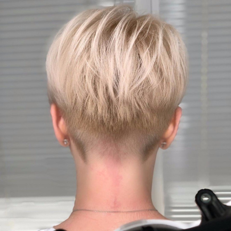 Женская стрижка Пикси вид сзади