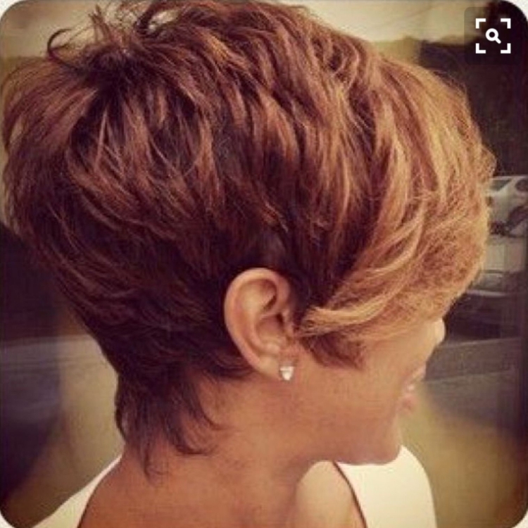 Удлиненный затылок в коротких женских стрижках