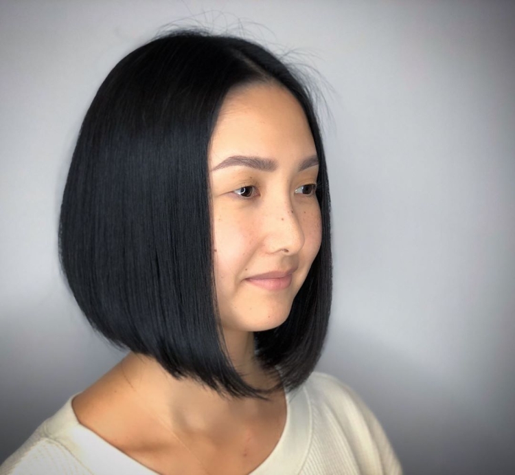 Каре без чёлки на средние