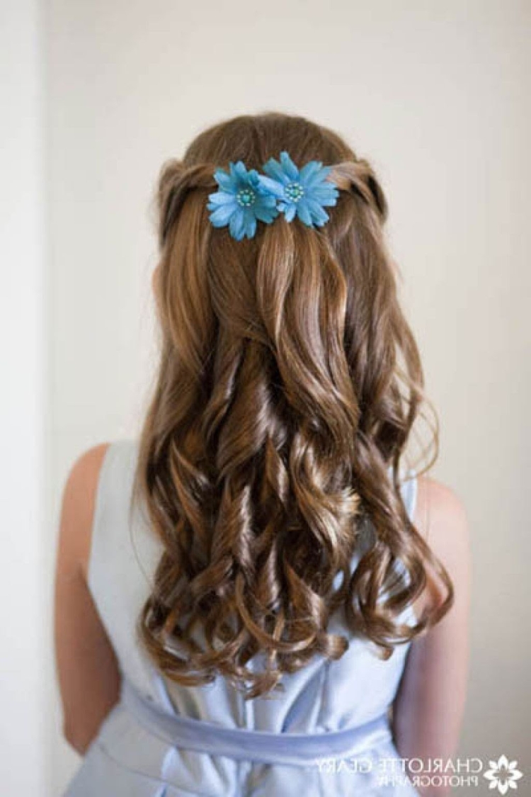 Прическа с распущенными волосами для девочки