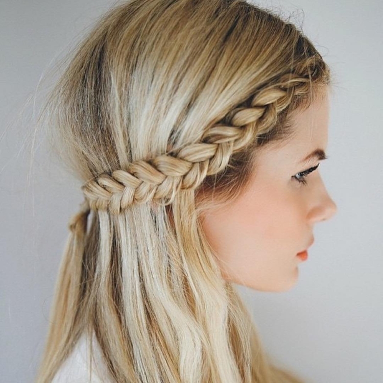 Девушка с косичками