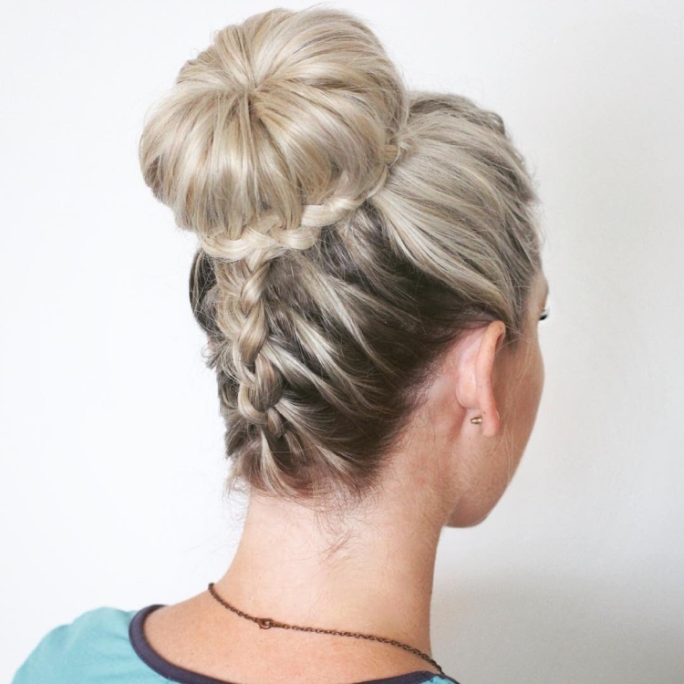 Пучок с косичкой