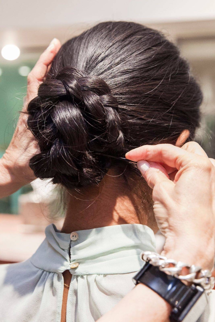 Прическа с пучком на затылке