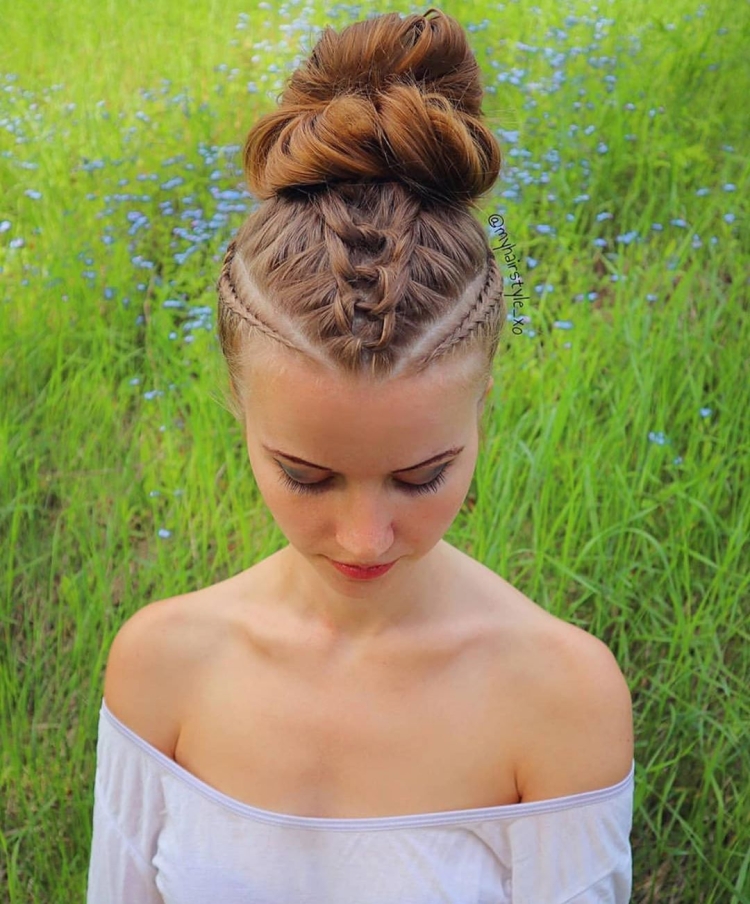 Пучок с косичкой