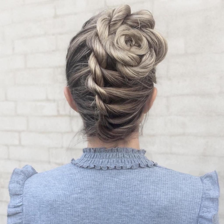 Косичка на затылке с пучком