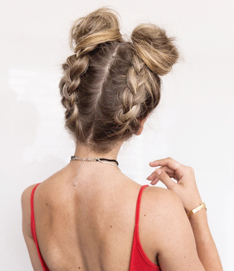 Прическа с пучком на затылке