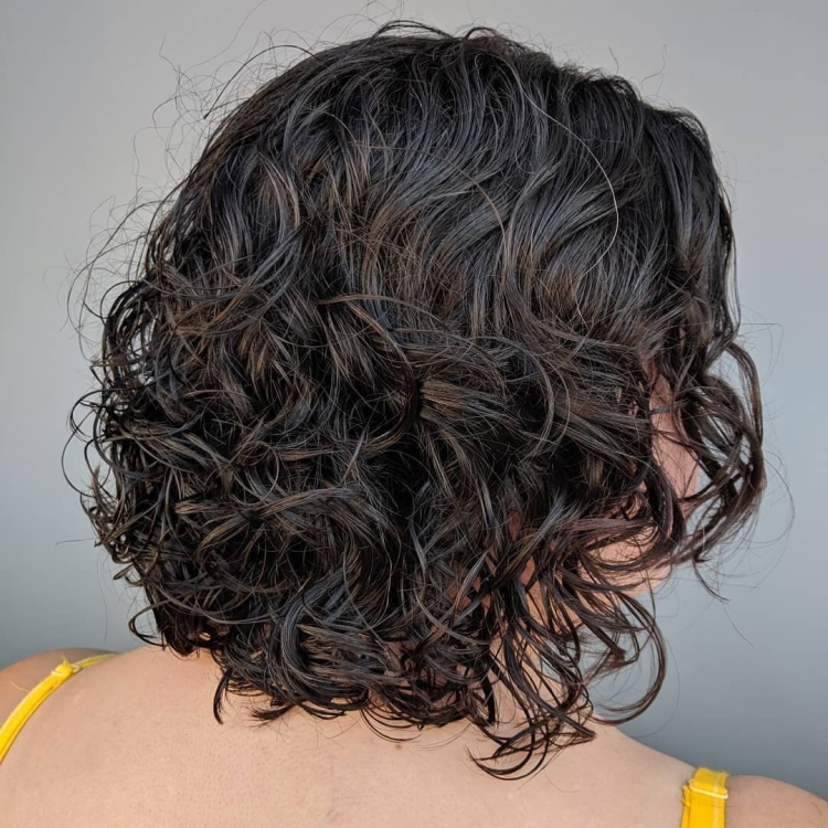 Стрижки на кудрявые волосы для женщин 40 лет Каскад