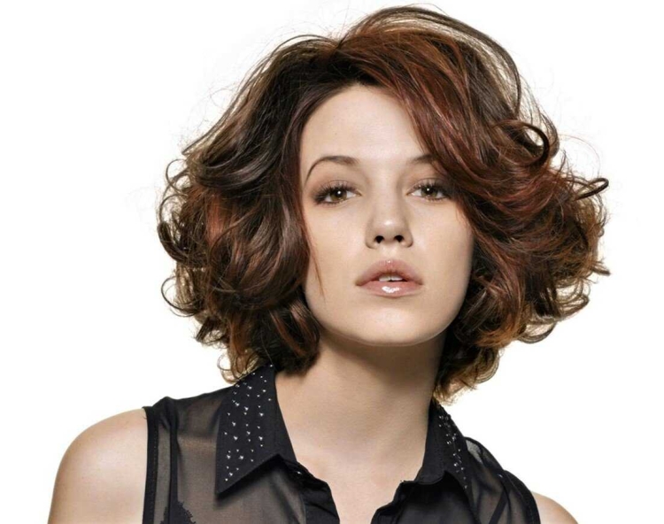 Боб каре на средниекуррявые волосы