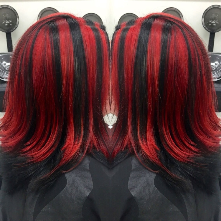 Чёрные волосы с красными прядями