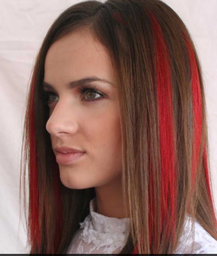 Красные пряди на светлых волосах