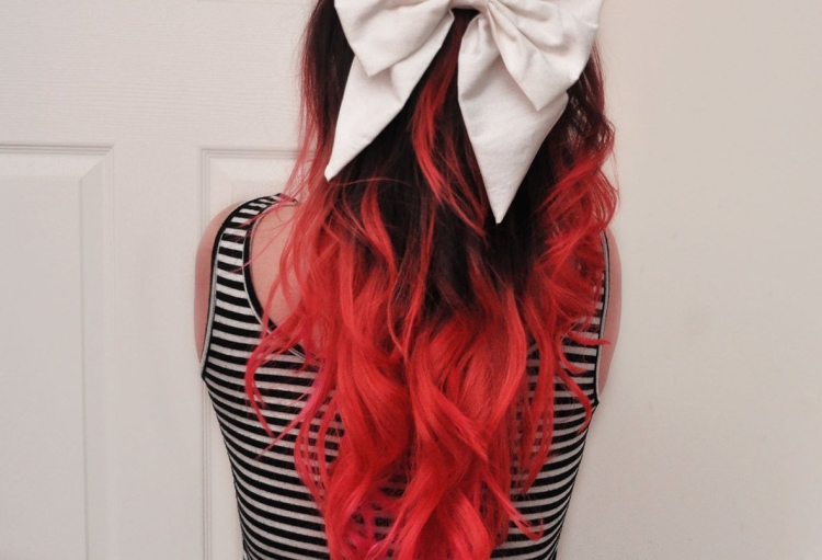 Белые волосы с красными концами