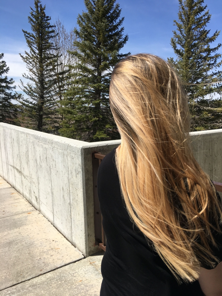 Девушка со светлыми волосами